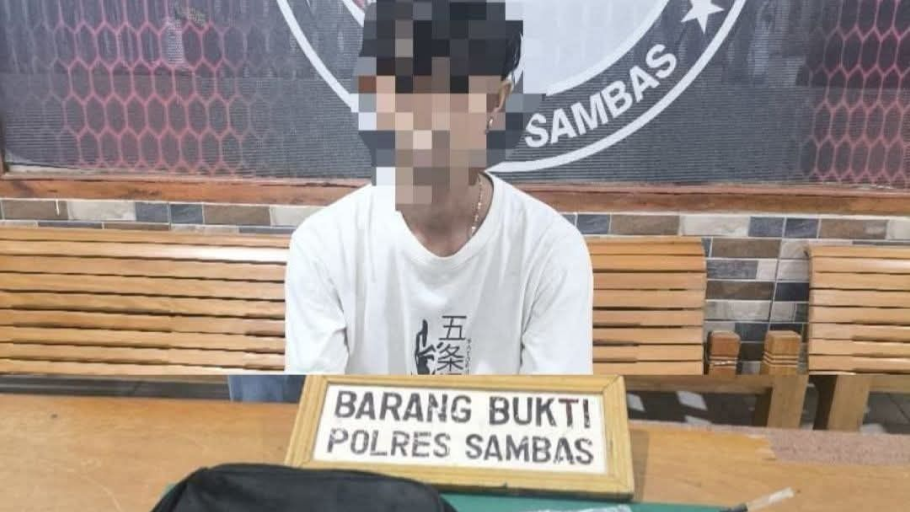Tersangka dan barang bukti sabu ditampilkan dalam konferensi pers oleh Polres Sambas usai penggerebekan di rumah kost. (Dok. Polres Sambas)
