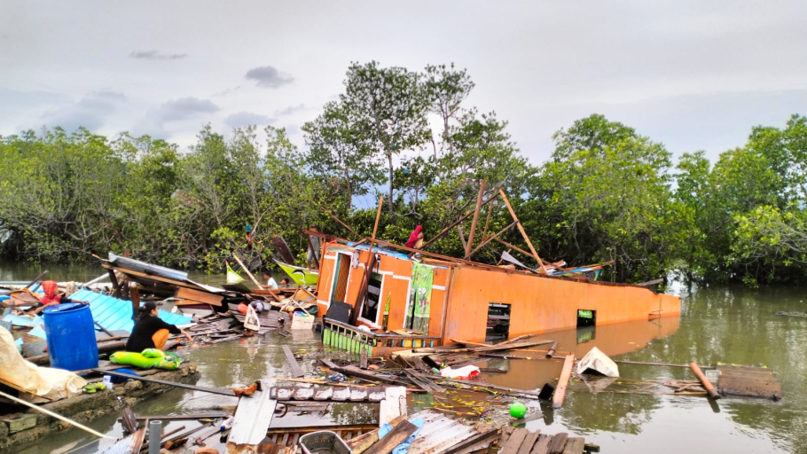 Kerusakan parah pada rumah warga akibat angin puting beliung di Desa Padang Kalua, Luwu, Sulawesi Selatan, 22 Juni 2025. (Foto: BPBD Kabupaten Luwu)