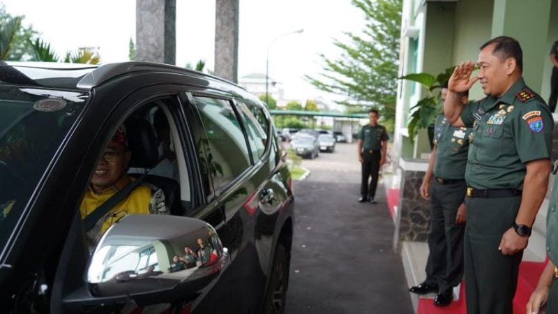 Pangdam XII/Tpr memberi hormat menyambut Adrianus Asia Sidot di Lobby Kehormatan Makodam XII/Tpr saat kunjungan kerja reses. (HO/Faktakalbar.id)