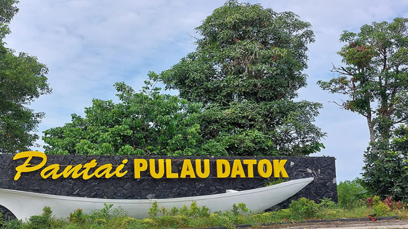Tulisan besar "Pantai Pulau Datok" di Kayong Utara, lokasi yang disebut dalam pengungkapan kasus kelompok seks bebas. (Dok. BAPPERIDA Kab. Kayong Utara)
