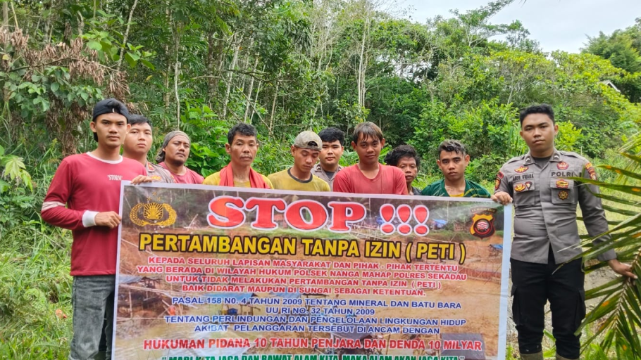 Anggota Polsek Nanga Mahap saat melakukan patroli rutin di wilayah rawan aktivitas PETI di Kecamatan Nanga Mahap. (Dok. Polsek Nanga Mahap)