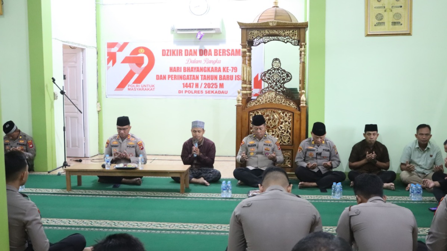 Personel Polres Sekadau mengikuti dzikir dan doa bersama di Masjid Ar Rahmat. (Dok. Polres Sekadau)