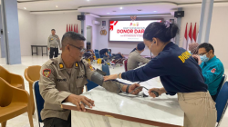 Personel Polres Sintang mengikuti kegiatan donor darah di Aula Mapolres dalam rangka HUT Bhayangkara ke-79. (Dok. Polres Sintang)