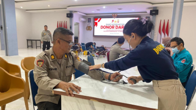 Personel Polres Sintang mengikuti kegiatan donor darah di Aula Mapolres dalam rangka HUT Bhayangkara ke-79. (Dok. Polres Sintang)