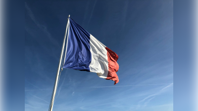 Bendera Prancis berkibar di tengah meningkatnya insiden rasial di sejumlah kota, termasuk insiden pembakaran Al Quran di Villeurbanne. (Dok. Istimewa)