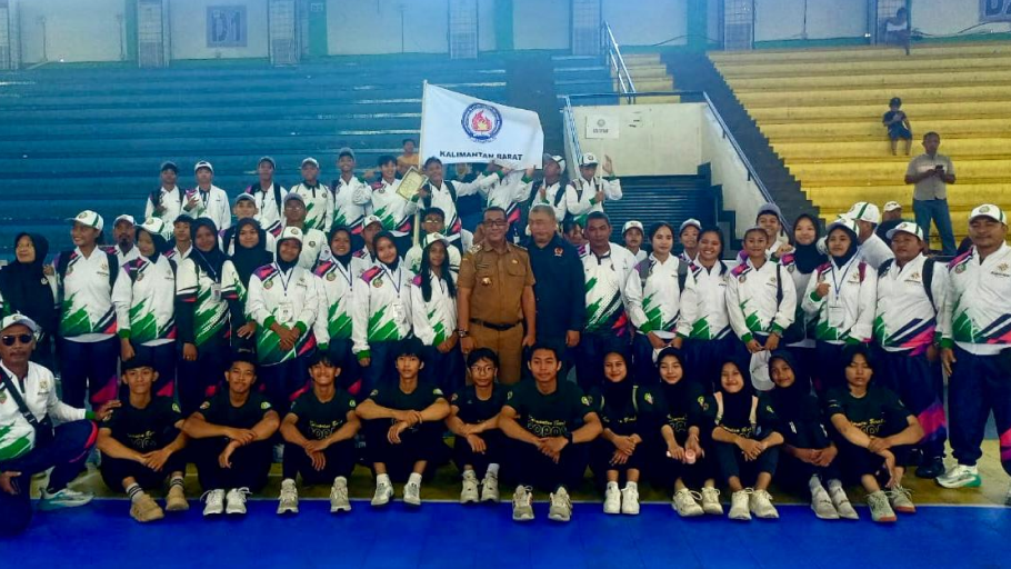 Atlet pelajar Kota Pontianak merayakan kemenangan sebagai juara umum POPDA Kalbar 2025. (Dok. HO/Faktakalbar.id)