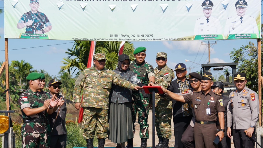 Pangdam XII/Tpr dan Bupati Kubu Raya meluncurkan pembangunan Jalan Poros Ekonomi di Rasau Jaya. (Dok. Mario/Faktakalbar.id)