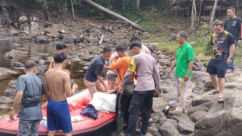 Tim evakuasi mengevakuasi jenazah korban tenggelam di Riam Pangar. (Dok. HO/Faktakalbar.id)