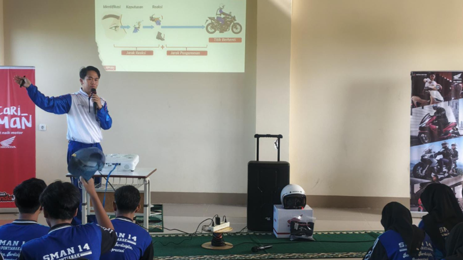 Astra Motor Kalbar mengedukasi siswa-siswi SMAN 14 Pontianak tentang keselamatan berkendara dalam kegiatan safety riding. (Foto: Astra Motor Kalbar)