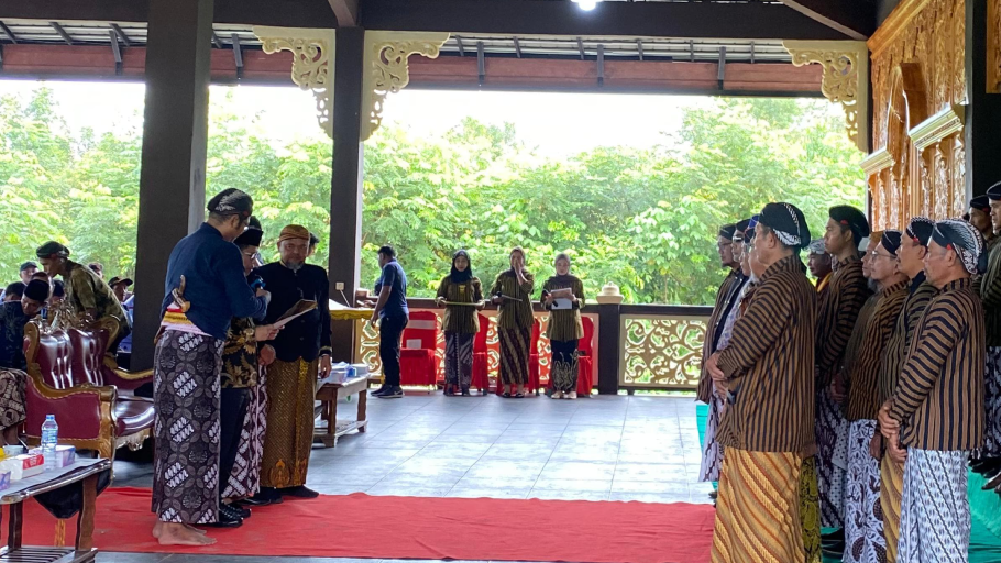Bupati Sambas Satono meresmikan Rumah Joglo Paguyuban Jawa di Desa Lubuk Dagang. (Foto: DNS/Faktakalbar.id)
