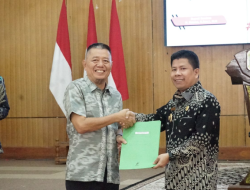 Bupati Sambas Serahkan SK Pensiun 222 PNS