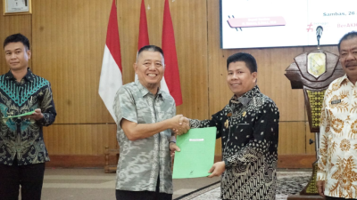 Bupati Sambas menyerahkan SK pensiun kepada PNS di lingkungan Pemkab Sambas. (Dok. HO/Faktakalbar.id)