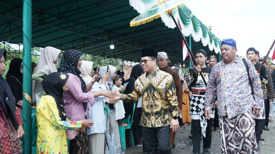 Bupati Sambas Satono meresmikan Rumah Joglo dan mengukuhkan Pengurus Paguyuban Jawa Budi Luhur. (Dok. HO/Faktakalbar.id)