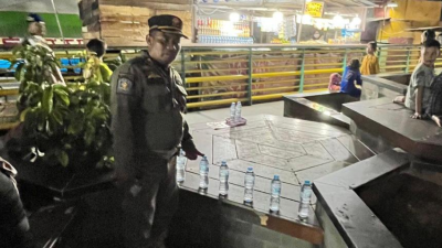 Satpol PP Kota Pontianak menertibkan PKL yang menaruh dagangan di atas kursi umum di kawasan waterfront. (Foto: Satpol PP Kota Pontianak)