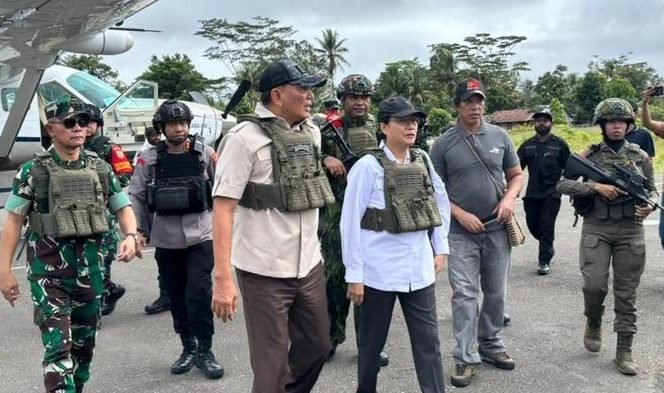 Menteri Pertahanan Sjafrie Sjamsoeddin dan Menteri Keuangan Sri Mulyani mengenakan rompi anti peluru saat kunjungan kerja ke Nduga, Papua Pegunungan, Sabtu (7/6/2025). (Dok. Ist)
