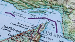 Selat Hormuz, jalur penting pengiriman minyak dunia yang kini berada dalam ancaman penutupan akibat ketegangan Iran dan Amerika Serikat. Foto: Shutterstock