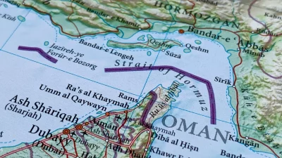 Selat Hormuz, jalur penting pengiriman minyak dunia yang kini berada dalam ancaman penutupan akibat ketegangan Iran dan Amerika Serikat. Foto: Shutterstock