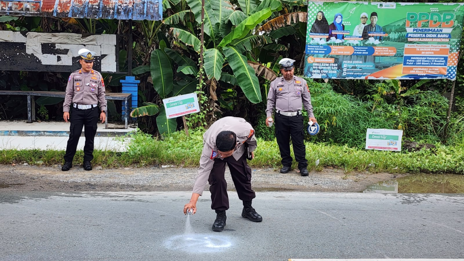 Polisi olah TKP kecelakaan dua motor di Jalan Sintete Sambas. (Foto: DNS/Faktakalbar.id)