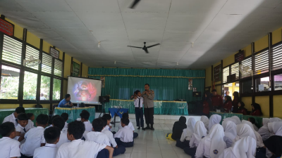 Siswa SMPN 1 Sambas mengikuti sosialisasi anti-bullying bersama GenRe Kabupaten Sambas dan pihak kepolisian pada Rabu, 18 Juni 2025. (Dok. Ist)