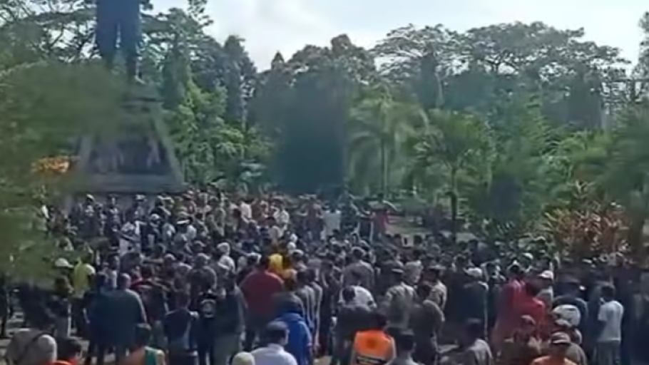 Kerumunan sopir ekspedisi memenuhi Bundaran Tugu Alianyang, Sungai Ambawang, saat aksi menolak kebijakan ODOL. (Dok. Ist)