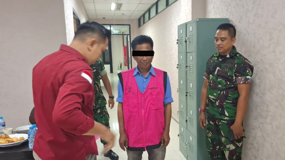 Tersangka MNH dikawal petugas saat akan diborgol di Kantor Kejaksaan Tinggi Kalimantan Barat dalam kasus korupsi proyek bandara. (Dok. Kejati Kalbar)