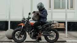 Seorang traveler tengah menyusun barang bawaan dengan teknik packing efisien sebelum melakukan touring jarak jauh. (Dok. Ist)