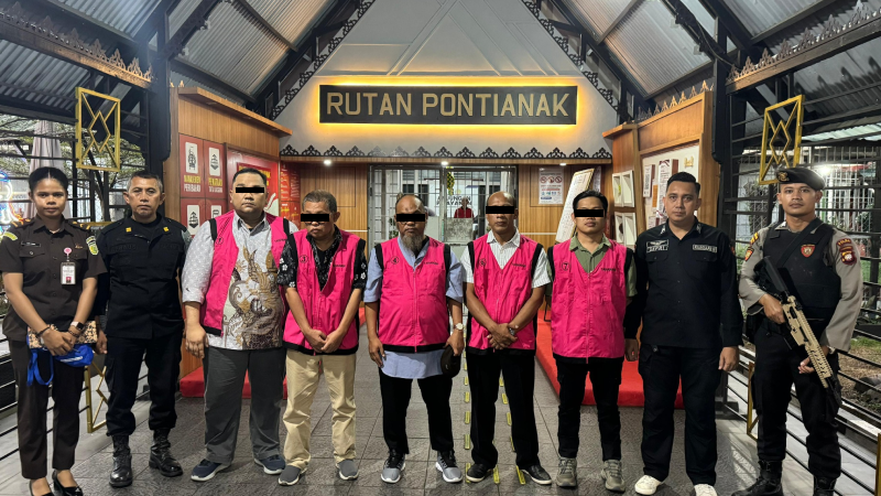 Enam tersangka kasus korupsi proyek Bandara Rahadi Oesman Ketapang ditahan di Rutan Pontianak mulai 17 Juni 2025. (Dok. Penkum Kejati Kalbar)