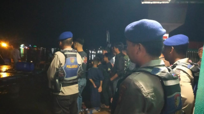 Aparat gabungan memeriksa lokasi kapal pedagang tenggelam di Sungai Kapuas. (Foto: Polres Kubu Raya)