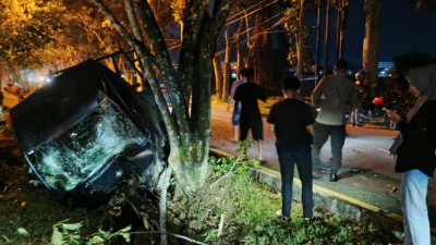 Gran Max Terguling di Jalan Arteri Supadio, Satu Penumpang Kritis