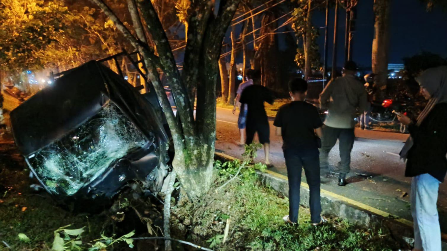 TKP kecelakaan tunggal mobil Gran Max di Jalan Arteri Supadio, tepat di depan PT Jaga Aman Sarana, Kubu Raya. (Dok. Polres Kubu Raya)