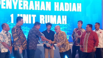 Veddriq Leonardo menerima simbol kunci rumah dari REI, disaksikan Ketum KONI Kalbar H. Fachrudin D. Siregar (Dok. KONI Kalbar)