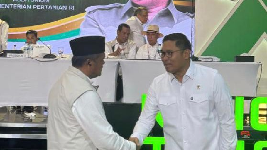 Anwari, Ketua DPC HKTI Sambas, berfoto bersama Sudaryono, Ketua Umum DPN HKTI 2025–2030, dalam Munas X HKTI di Jakarta. (Dok. HO/Faktakalbar.id)