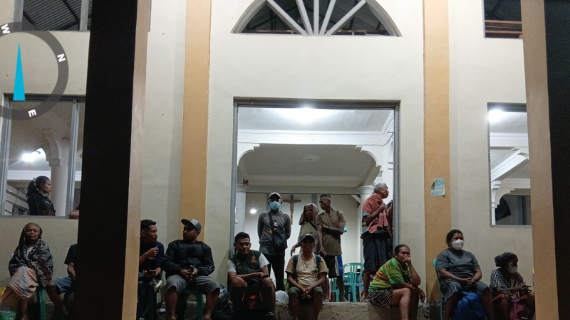 Warga mengungsi ke Gereja Katolik Sukutukang di Flores Timur akibat erupsi Gunung Lewotobi Laki-laki yang menghasilkan abu dan awan panas. (Dok. HO/Faktakalbar.id)