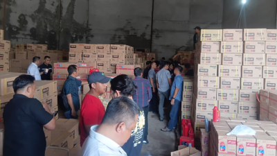 Petugas Polda Kalbar menghitung barang bukti pelumas diduga palsu di gudang kawasan Sungai Raya, Kubu Raya. (Dok. Faktakalbar,id)