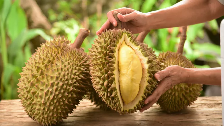Ilustrasi durian segar yang menggoda. Meski nikmat, durian tidak boleh dikonsumsi bersamaan dengan makanan tertentu karena bisa memicu efek samping kesehatan. (Dok. Ist)