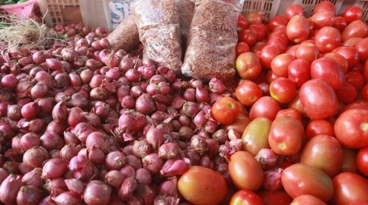 Ilustrasi - Harga tomat dan bawang merah di pasar tradisional Kota Sanggau mengalami kenaikan signifikan akibat pasokan yang berkurang karena cuaca tidak menentu. (Dok. Ist)