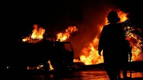 Ilustrasi - Petugas damkar berjibaku memadamkan api yang melalap tiga rumah di Jalan Merdeka, Pontianak, Sabtu (5/7/2025). (Dok. Ist)