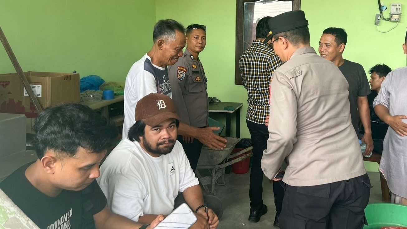 Petugas Polsek Pontianak Kota saat melakukan olah TKP di lokasi kejadian gantung diri di Jalan Sejarah, Gang Gunung Malabar 1, Pontianak, pada Rabu (2/7/2025). Dok, Istimewa