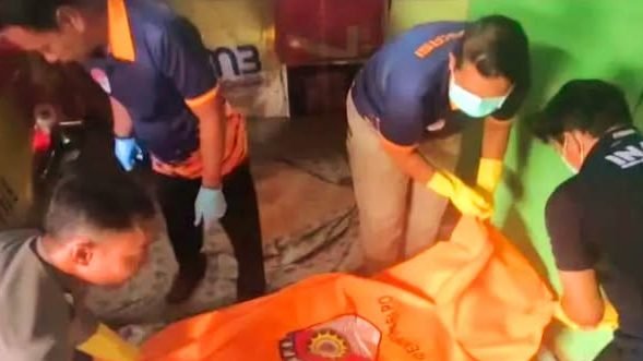 Petugas kepolisian mengevakuasi jenazah perempuan tanpa busana dari lokasi penemuan di Jalan Padat Karya, RT 08, Sintang. (Dok. Ist)