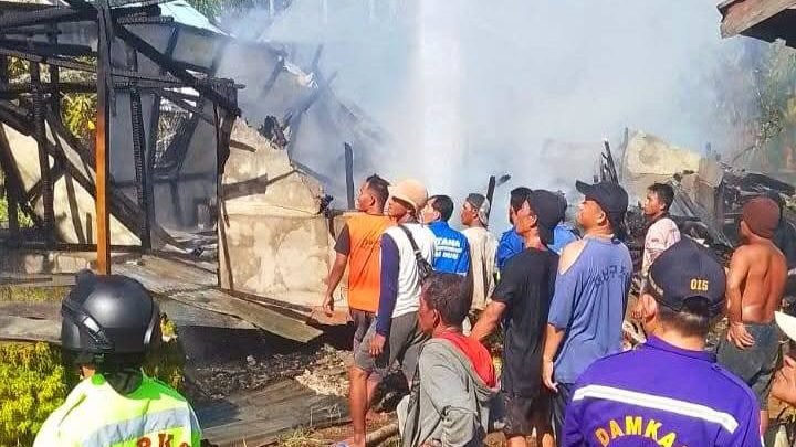 Tim pemadam kebakaran saat melakukan pemadaman di lokasi kebakaran di Sungai Keran, Bengkayang, Rabu (2/7/2025). (Dok. Ist)
