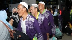Sejumlah jemaah haji asal Kalimantan Barat tiba di Embarkasi Batam, Minggu subuh (6/7/2025). (Dok. Instagram Ria Norsan)