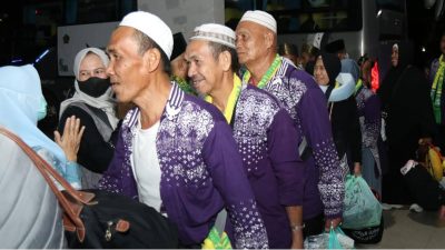 Sejumlah jemaah haji asal Kalimantan Barat tiba di Embarkasi Batam, Minggu subuh (6/7/2025). (Dok. Instagram Ria Norsan)