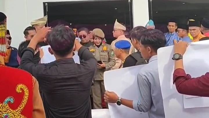 Anggota Gerakan Rakyat Mempawah (Geram) saat menyampaikan orasi damai terkait polemik Pulau Pengekek seusai Upacara Hari Jadi ke-66 Kabupaten Mempawah, Jumat (4/7/2025). (Dok. Istimewa)