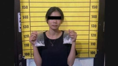 Tersangka wanita berinisial N (27) saat diamankan oleh petugas Satres Narkoba Polres Sintang usai penggerebekan di kontrakannya. Ia kedapatan memiliki narkotika jenis sabu dan mengakui kepemilikannya. (Dok. Istimewa)
