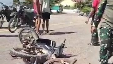 Sepeda motor milik korban tampak ringsek usai terlibat tabrakan di depan PLBN Badau, Kapuas Hulu, Kamis (11/7/25). (Dok. Ist)