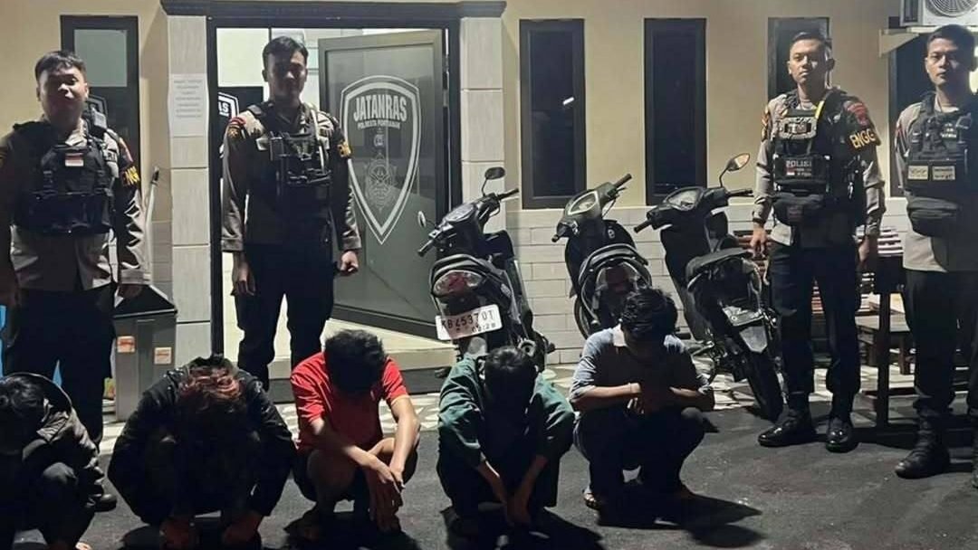 Petugas Tim Patroli Enggang Polresta Pontianak saat mengamankan lima remaja ugal-ugalan di Jalan Alianyang, Selasa dini hari (8/7). (Dok. Istimewa)