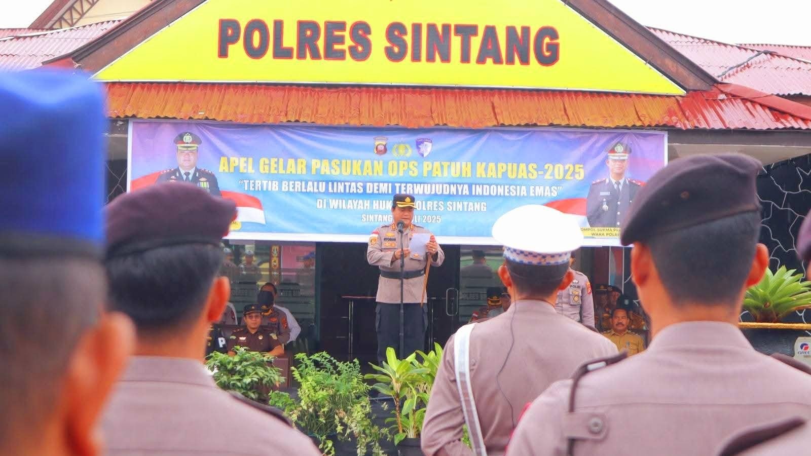 Kapolres Sintang AKBP I Nyoman Budi Artawan memimpin apel gelar pasukan Operasi Patuh Kapuas 2025 di halaman Mapolres Sintang, Senin (14/7/2025). (Dok. Ist)