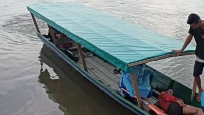 Proses evakuasi korban ke Kampung Benawa sebelum dirujuk ke Rumah Sakit Marudi. (Dok. Sarawak Edition)