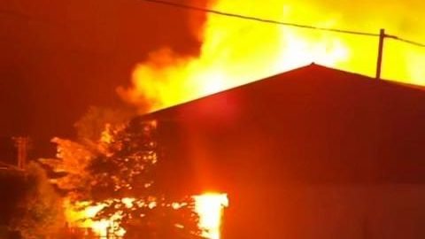 Kobaran api yang melalap empat unit ruko di Jalan Raya Ngabang-Serimbu, Kabupaten Landak, pada Jumat (18/7/2025) dini hari. (Dok. Ist)