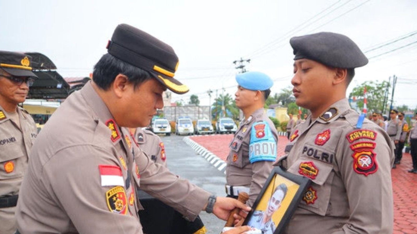 Prosesi pencoretan foto Bripka Nuryadin dalam upacara Pemberhentian Tidak Dengan Hormat (PTDH) di Polres Sintang, Senin (14/7/2024), sebagai simbol pemutusan hubungan dinas secara resmi. (Dok. Ist)